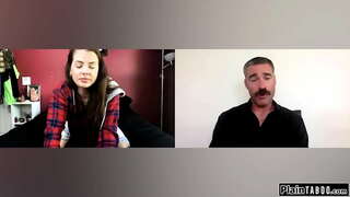 Teen Busty yn cael noeth ifo ei perv cynghorydd.Mae hi'n cymryd allan ei titw mawr ac yn cydio yn ei tegan.Mae hi deepthroats ac fucks ei pussy blewog