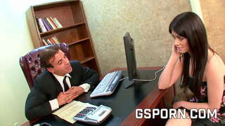 Sexy Brünette Sekretärin milf hart gefickt mit Gesichts-cum
