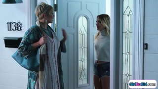 Pirang nyambung karo dheweke stepsis liwat hot milf medium.Padha kiss lan medium rimmed.Cilik susu bayek facesits karo dheweke dipun cukur pus